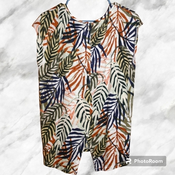 TAHARI Luxe Linen Palm Print Short Sleeve Blouse with Buttons Down the Back - Picture 2 of 6